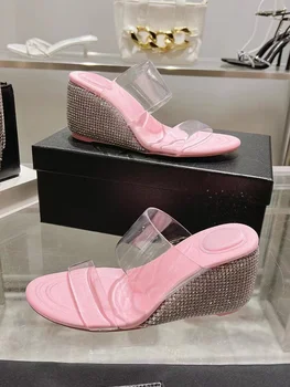 Женская обувь Тапочки на открытом воздухе Новинка осени 2023 Года на танкетке с бриллиантами, Прозрачный пояс, высокие каблуки