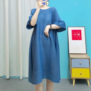 Минималистичное платье Miyake в складку, Минимально Свободное, с расклешенными рукавами Средней длины, Весна / лето 2023
